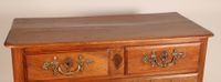 Commode rectangulaire, en bois noyer mouluré ouvrant par qua… (photo 6)