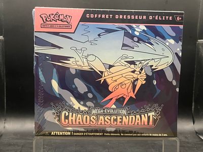 Boîte « Chaos Ascendant » du jeu de cartes à collectionner Pokémon exposée dans un magasin