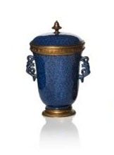 deux vases bleus munis d'anses, posés sur une surface blanche