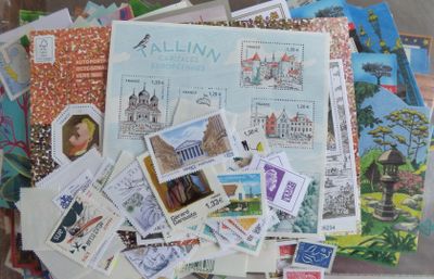 de nombreux types de timbres sur la table