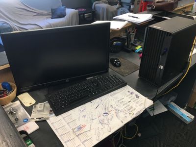 un bureau équipé d'un ordinateur et d'un clavier