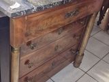 une table dont le plateau est en marbre