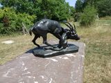 une statue représentant un cerf, posée sur une table