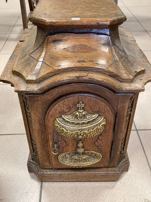 une petite boîte en bois ornée d'un motif doré