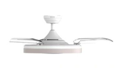 un ventilateur de plafond blanc muni d'une lampe