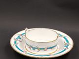 un gros plan d'une tasse et d'une soucoupe posées sur une surface noire