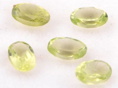 quatre péridotites vertes de taille ovale sur un fond blanc
