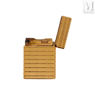 un briquet posé sur une table
