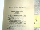 un livre sur lequel figure une liste, posé sur une table