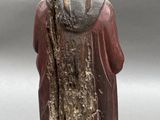 two figurines of a man with a crown on top of them