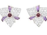 une paire de boucles d'oreilles en forme de fleur, ornées de diamants violets et blancs