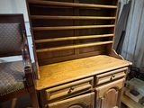 un meuble en bois et une chaise dans une pièce