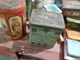de nombreuses boîtes de conserve de toutes sortes posées sur une table dans une pièce