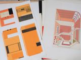une photo montrant une pile de papiers posés sur une table