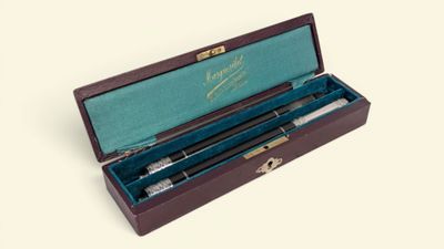 une image représentant un stylo et une paire de lunettes dans une boîte