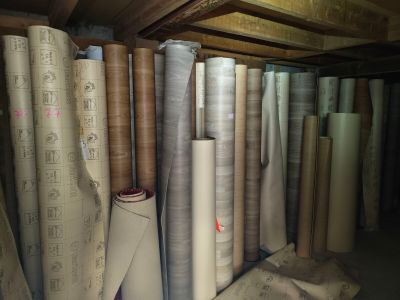 de nombreux rouleaux de papier d'emballage sur les étagères de la pièce