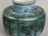 un vase bleu orné d'un motif égyptien