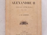 un vieux livre posé sur une table recouverte de papier