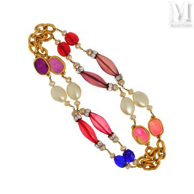 CHANEL Long sautoir fantaisie en métal doré, perles fantaisi… - Photo 1