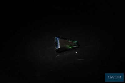 l'image d'un objet en forme de triangle dans l'obscurité