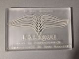 une plaque fixée au mur d'un immeuble sur laquelle on peut lire « la moule »