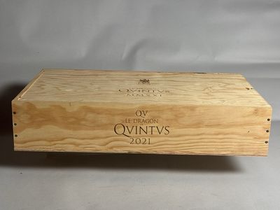 une boîte en bois vide sur laquelle est posé un tire-bouchon