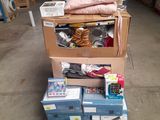 une pile de cartons posée sur une palette dans un entrepôt