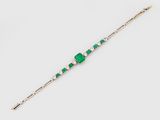 un bracelet d'émeraudes et de diamants
