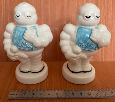 paire de figurines en céramique représentant un homme et une femme tenant un livre