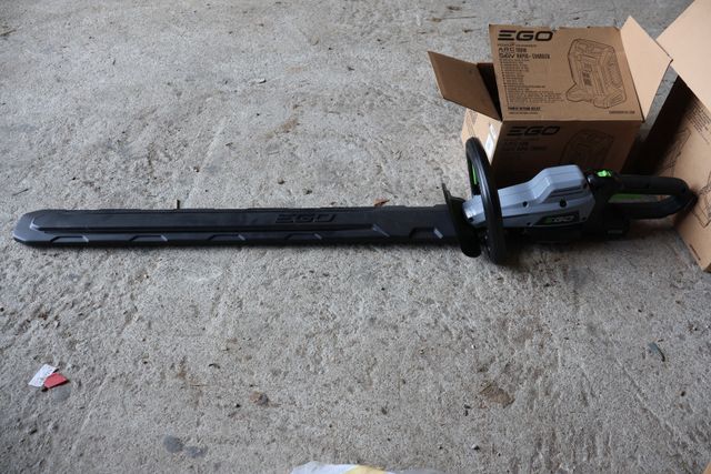 Machine NEUVE : EGO – Taille haie HTX 6500 avec sac à dos porte b...