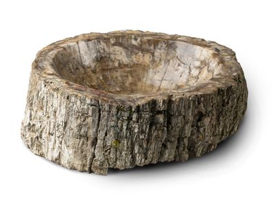 un bol en bois posé sur une surface blanche