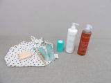 un flacon de lotion, une brosse à dents et un tube de dentifrice posés sur une table