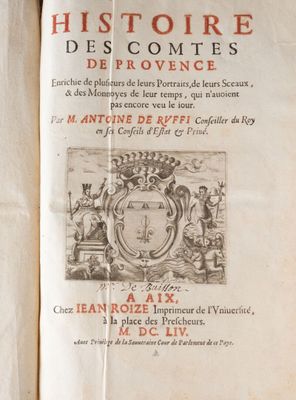 un livre ouvert sur lequel figurent un blason et une couronne