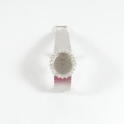 une montre posée sur une table blanche