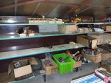 beaucoup de boîtes et de cartons sur les étagères de la pièce