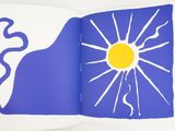 un livre sur lequel figurent un soleil et un serpent