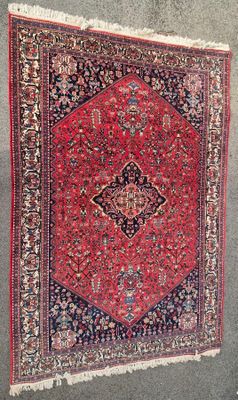 un tapis oriental accroché au mur d'une pièce