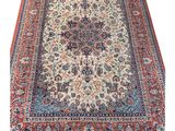 un tapis oriental avec un motif de médaillon sur fond blanc