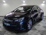 la photo d'une voiture noire garée dans un garage