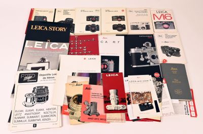 un grand nombre de livres posés sur une table