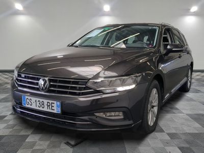 La Volkswagen Passat est garée dans une grande pièce au sol carrelé en damier.