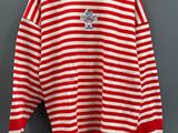 une chemise rayée rouge et blanche accrochée à un mur