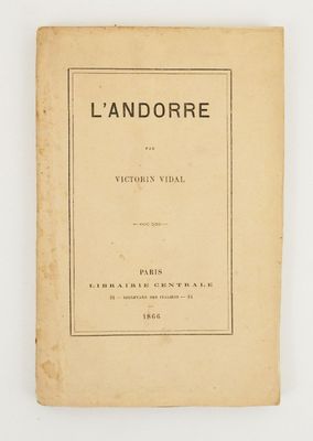 un vieux livre avec un titre en noir et blanc