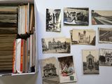 une boîte remplie de vieilles photos accrochée au mur