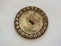 Un lot de boutons divers, majoritairement en métal à décor d… (photo 3)
