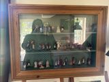 de nombreuses figurines dans une vitrine posée sur la table
