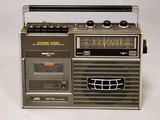 une radio posée sur une table