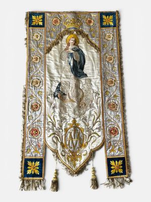 une bannière blanche et bleue sur laquelle figure l'image d'une femme tenant un oiseau