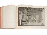un livre ouvert dans lequel figure le dessin d'une pièce