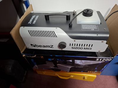 une machine posée sur une boîte